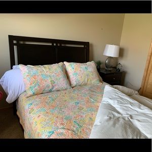 EUC - 3 PCS FLORAL QUILT COVERLET QUEEN WITH SHAMS